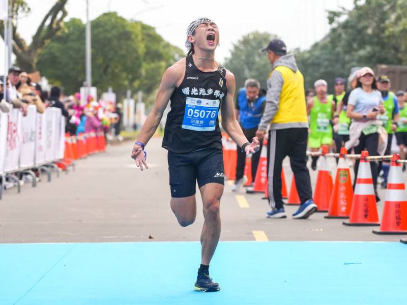 2026渣打台北馬拉松冠軍洪偉齊奪冠，獎牌卻刻錯Marathon字眼