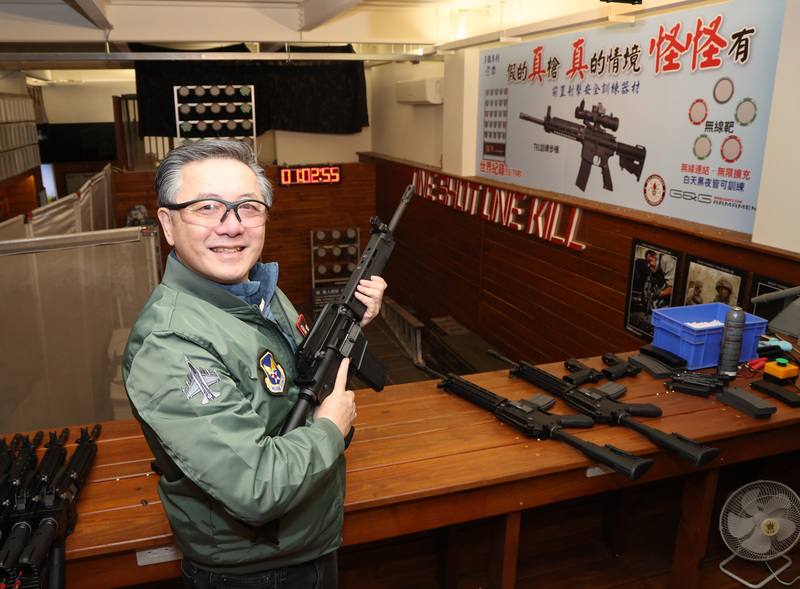 美國國防部前官員胡振東赴彰化伸港參觀怪怪貿易，了解台灣玩具槍產業發展概況