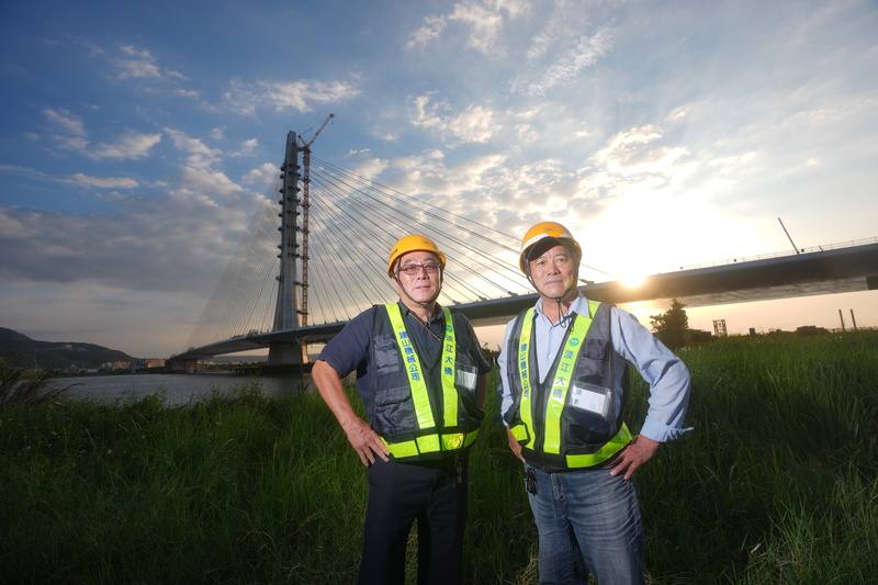 建山機械董事長張慶成（左）、總經理張慶宗（右）兄弟檔扛起淡江大橋鋼構工程