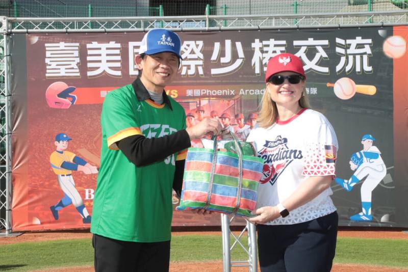 美國鳳凰城市長蓋雷哥（Kate Gallego）（右）11日帶領鳳凰城地區少棒球隊到台南市參加交流友誼賽，台南市副市長葉澤山（左）致贈紀念品。（南市府提供）