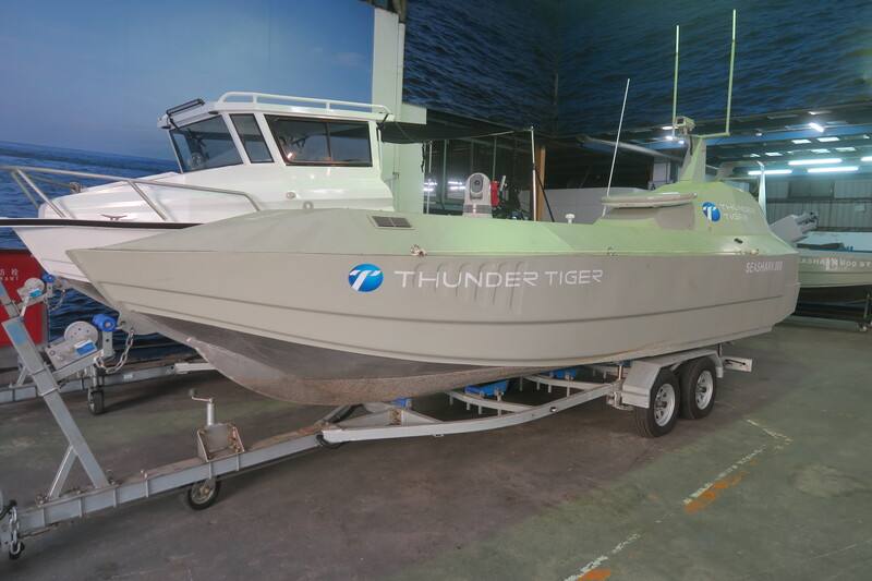 海鯊號SeaShark 800（前）是雷虎科技旗下的旗艦級自殺式無人艇，曾於2025年中科院舉辦的無人艇比武大會公開展示性能