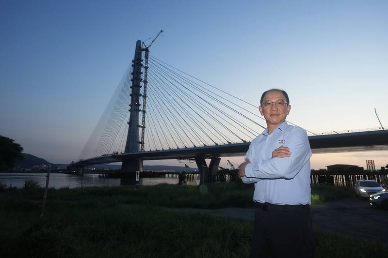 工信工程承攬淡江大橋工程，工信工程副總經理劉永慶坦言，當初認為這是一項「不可能的任務」