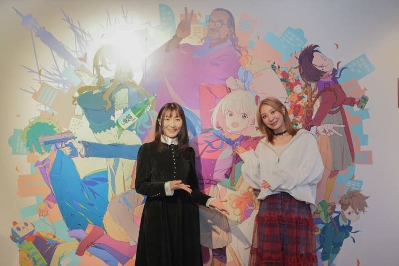 日本動畫「Lycoris Recoil 莉可麗絲」海外首展10日起在台北松山文創園區登場，動畫聲優安濟知佳（右）、若山詩音（左）9日現身開幕記者會，感謝台灣粉絲長期的熱情支持。（木棉花提供）