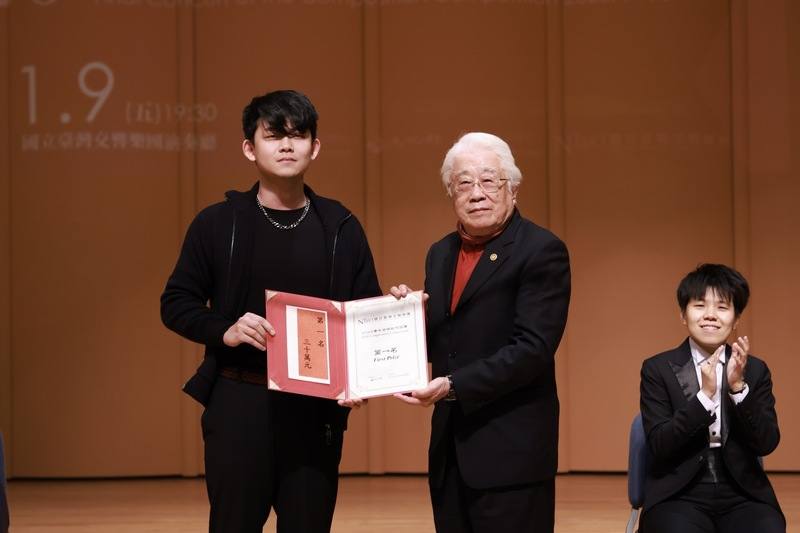 國立台灣交響樂團「新樂．星躍—2026青年音樂創作競賽」決賽音樂會9日舉行，演後頒獎，由評審長潘皇龍（左2）頒發第一名獎項給得主趙繼群（左）。（國立台灣交響樂團提供）