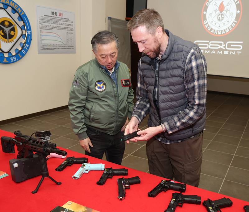 前美國陸軍上尉陶佛（右）、前美國國防部官員胡振東（左）赴彰化伸港怪怪貿易參觀，了解台灣玩具槍產業發展概況