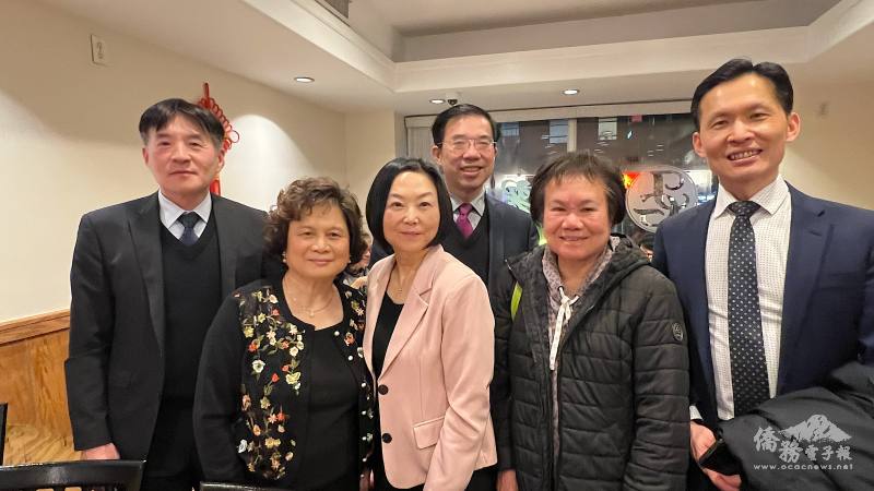 紐英崙婦女新運會會長李盧蓮馨（前左2起）、張青梅歡迎駐波士頓辦事處組長黃耀良、紐英崙中華總會會長余麗媖、駐波士頓辦事處處長廖朝宏、波士頓文教中心主任高家富（左1）等嘉賓出席。（周菊子攝）