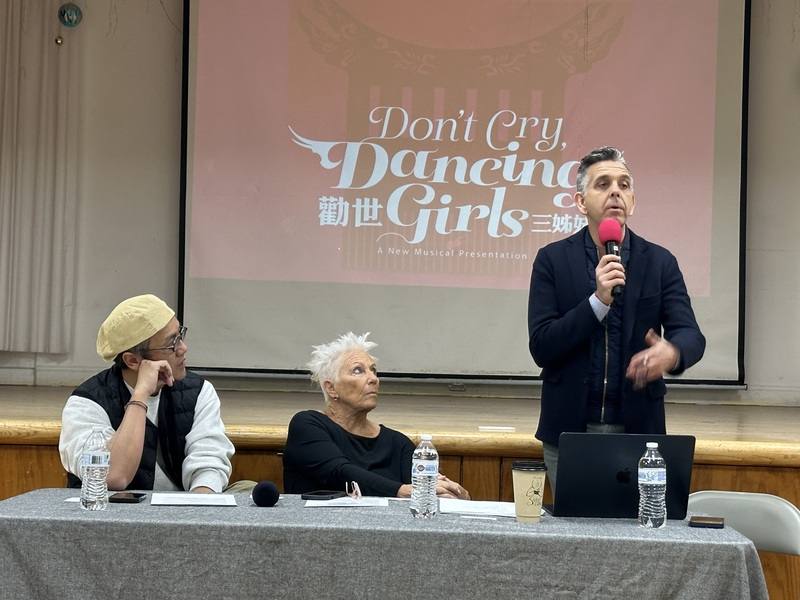 「勸世三姊妹」導演曾慧誠（左起）、執行製作人達爾沃（Barbara Darwall）、製作人丁墾（Ken Dingledine）在紐約台灣會館舉行座談會