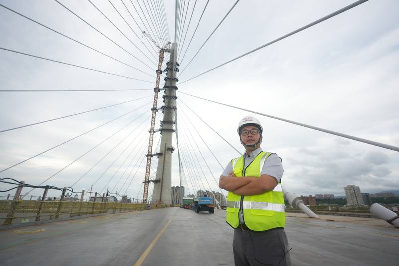 交通部公路局北區公路新建工程分局第三工務段長鄭閔中，投入淡江大橋工程，從中體悟到：「做這個工程，真的不要跟老天爺挑戰，人一定要順天。」