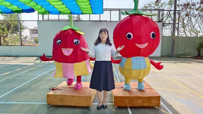 嘉義縣重寮國小以在地農特產牛番茄與玉女番茄，創造出「番哥、茄妹」花燈參加2026台灣燈會全國花燈競賽，要讓在地產業在燈會中閃耀