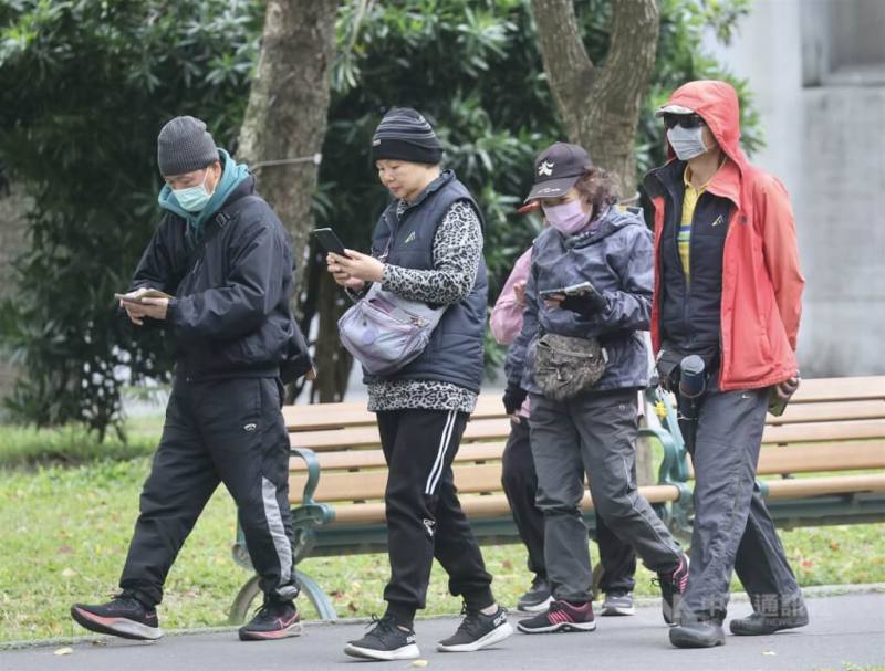 中央氣象署表示，11日大陸冷氣團南下，台灣各地氣溫明顯偏低，提醒民眾注意保暖。圖為台北市萬華區民眾穿保暖衣物到公園活動