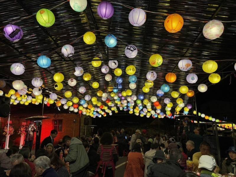 華梵大學與新北市石碇區公所舉行古道送燈霞光宴及迎春光明燈展，邀集石碇區學生與居民，共同彩繪創作近600盞祈願燈籠，打造燈海地景。（華梵提供）