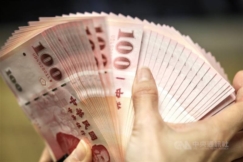 為強化體質，銀行業與保險業2025年積極增資發債合計達新台幣4324.78億元。(中央社檔案照片)