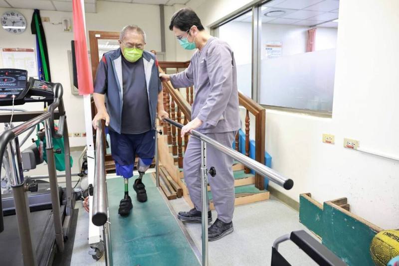 花蓮光復鄉徐姓退伍軍官因糖尿病雙腳截肢，114年923洪災一度陷入滅頂危機。歷經生死關頭後，門諾醫院從急性醫療照護、安養陪護，到重製義肢與復健訓練，逐步助其找回生活的力量。（門諾醫院提供）