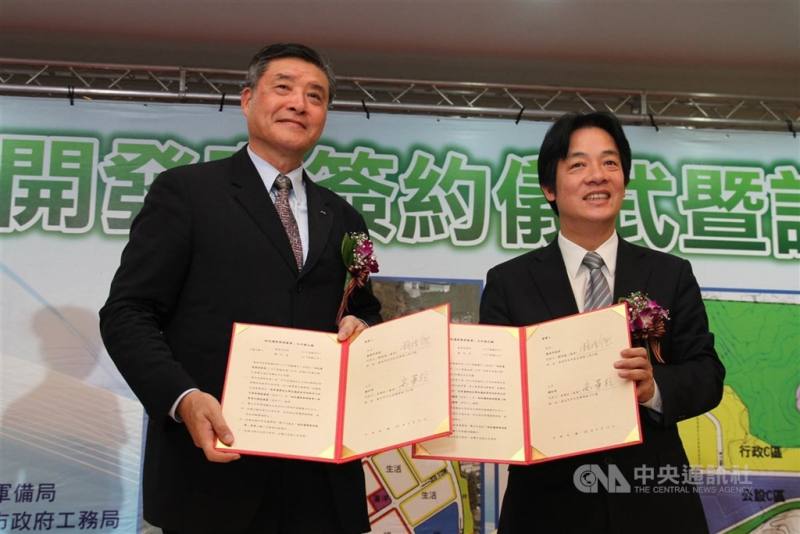 圖為2012年9月，時任台南市長賴清德（右）與時任國防部長高華柱（左）共同簽署砲校遷建備忘錄。（中央社檔案照片）