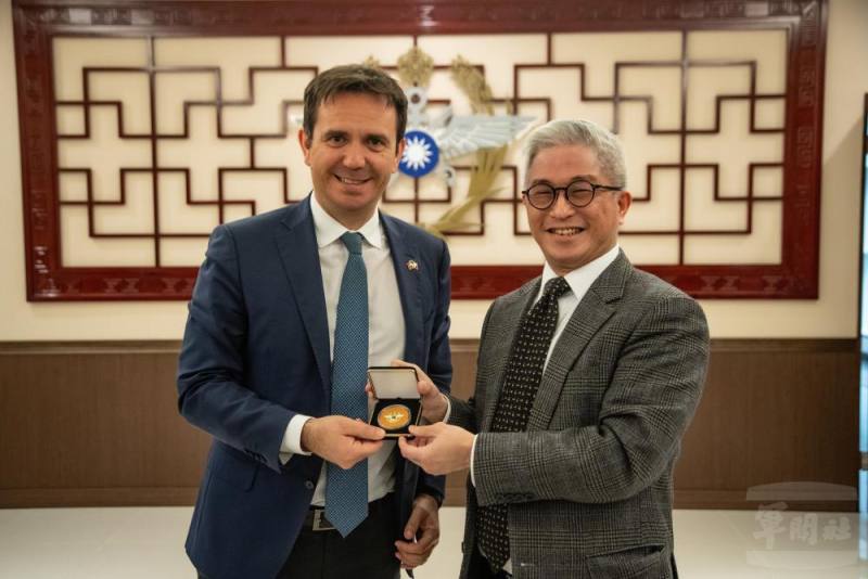 徐副部長致贈紀念品。（軍聞社記者王茗生攝）