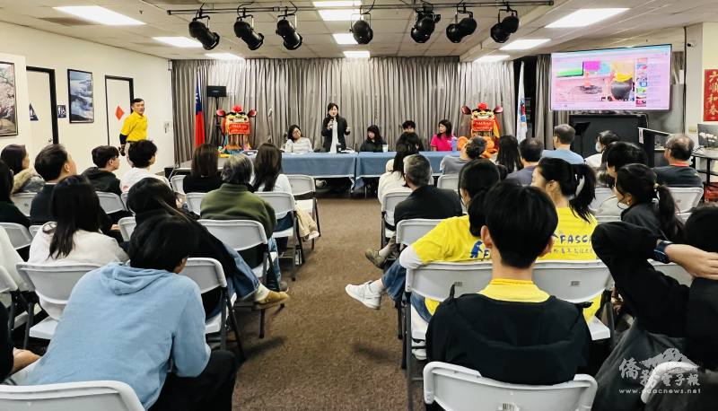 中心主任蕭蓓如說明「2026年海外青年英語服務營」報名資訊