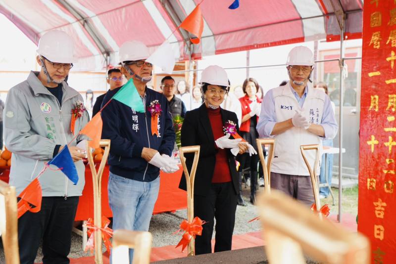 各代表共下用金鏟子吉祥動土