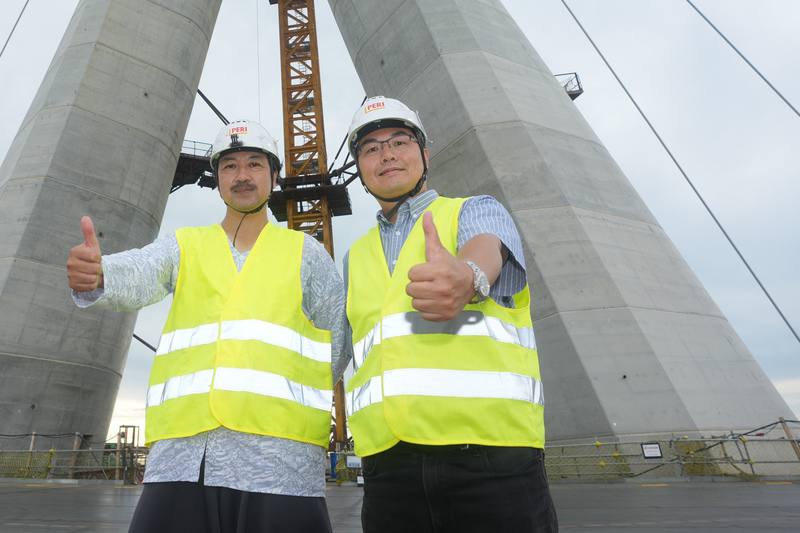 淡江大橋PERI Japan 專案經理黃銘祥（右）在日本打拚近30年，返台參與淡江大橋主橋塔模板工程，這對他是而言，是一段「回家築橋」的人生歷程