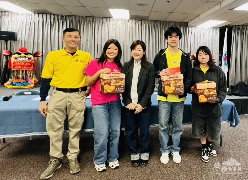 蕭蓓如(右)及導師吳俊毅(左)致贈禮品給分享經驗的學員們