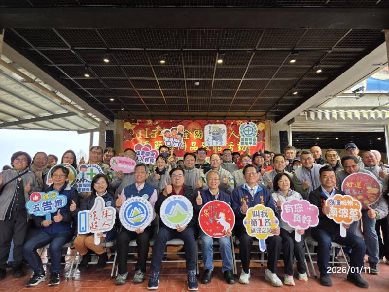 環境部彭啓明部長春節慰問致贈大合照