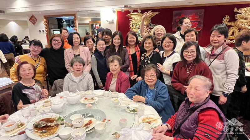 紐英崙婦女新運會部分職員和董事合影