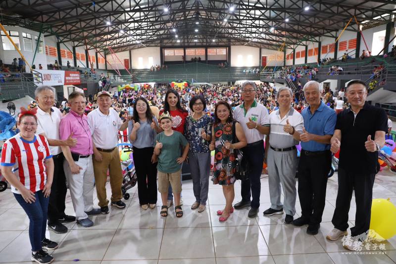 上巴拉納省省長夫人（左6）與駐東方市總領事陳慧芬（右6）及貴賓們合影