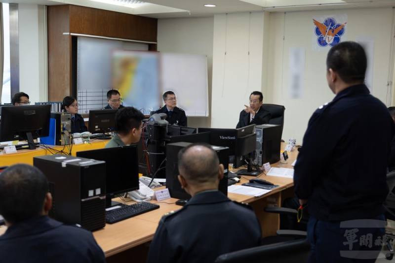 顧部長赴花蓮基地聽取任務簡報，掌握當前搜救進度與兵力派遣狀況。（軍聞社記者陳彥樺攝）