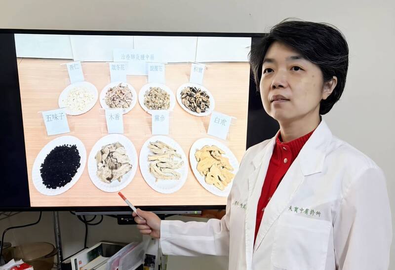 8旬翁因因罹患慢性肺阻塞合併肺氣腫，天冷喘吁吁。天寶中醫診所院長陳霖光醫師表示，中醫調理可改善肺氣腫合併慢性肺阻塞患者的肺功能