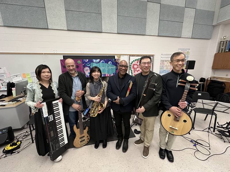 旅美23年的李欣怡（左）去年實現素人製作音樂專輯的夢想，她11日攜手台灣及美國樂手在華府台灣學校演出，呈現融合東西方樂器改編的台語經典老歌