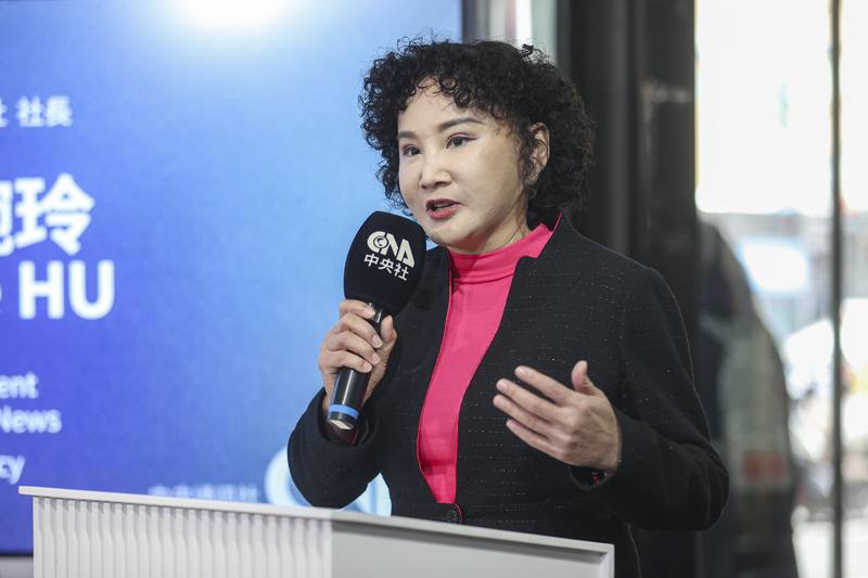 中央通訊社與無國界記者組織（RSF）舉辦「明日世界 Shooting the World of Tomorrow」新聞攝影展，中央社社長胡婉玲（圖）12日在開幕上表示，在人工智慧快速發展的時代，更應珍惜新聞攝影所承載的人文價值，她並強調本次展出作品皆為真實新聞影像，而非AI生成