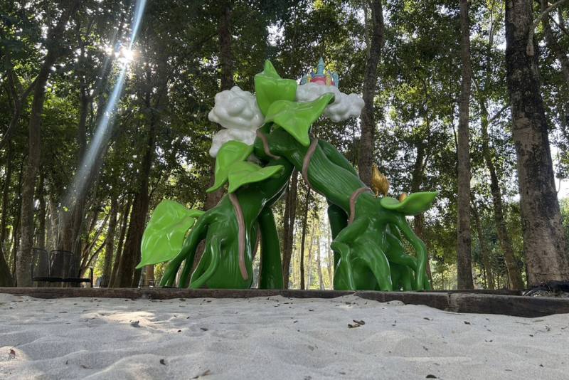 台南山上花園水道博物館在戶外沙坑區打造全新裝置藝術「豆藤冒險」，以童話故事「傑克與魔豆」為創作靈感，串聯沙坑區與水道森林場域。（文化局提供）