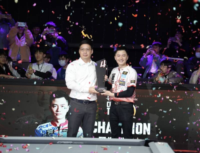 第4屆台北職業撞球公開賽11日進行8強到冠軍賽事，「撞球王子」柯秉逸（右）開心收下冠軍盃。（中華民國撞球總會提供）