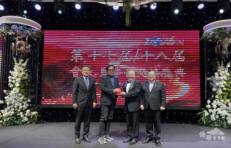 在劉世忠及越南臺商總會總會長洪志華監交下，順利完成第17、18屆會長交接