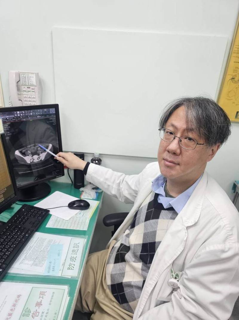 台中市45歲民眾腹部疼痛與胃痛1個多月，澄清醫院外科醫師王志浩（圖）12日說明，患者被診斷因腫瘤引發嚴重腸套疊，不及時處理，恐危及生命。（醫院提供）