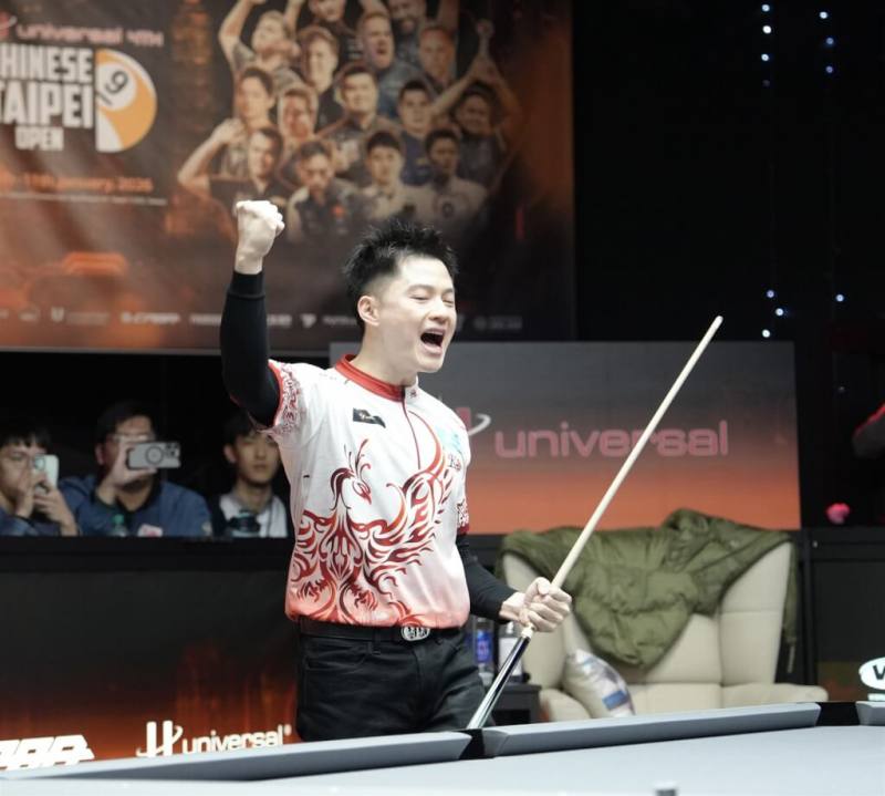 第4屆台北職業撞球公開賽11日進行8強到冠軍賽事，「撞球王子」柯秉逸替台灣留下冠軍盃振臂高呼。（中華民國撞球總會提供）