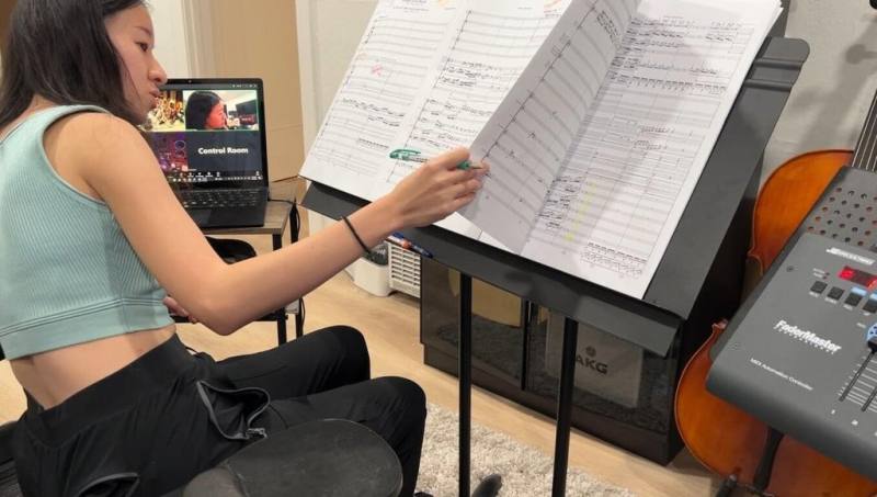 旅美作曲家張菁珊（圖）再次受邀為台灣燈會主燈配樂，透過遠端合作，與布達佩斯電影交響樂團團員們溝通錄製細節。（張菁珊提供）