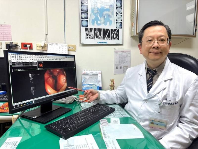 44歲男子長期血便就醫檢查發現腸道內有3公分的腫瘤。衛福部豐原醫院腸胃科主任黃泰銘（圖）指出，患者確診時僅44歲，尚未符合現行公費大腸癌篩檢年齡，卻已發現惡性腫瘤，顯示近年臨床上大腸癌確實有年輕化趨勢。（豐原醫院提供）