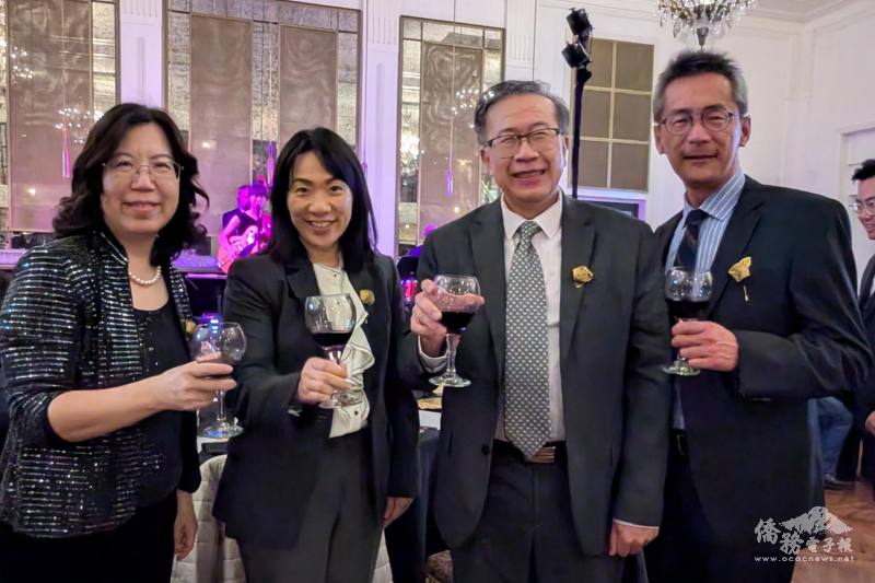 （左起）洛杉磯文教中心主任鍾佩珍、陳令欣、駐洛杉磯辦事處經濟組組長劉倫正以及簡志誠期待洛杉磯台美商會青商部再創佳績