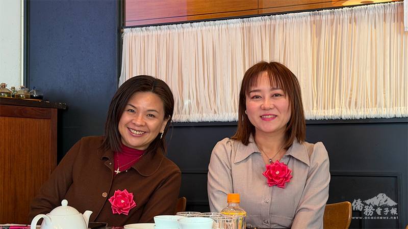 代表處僑務組副組長李承芸(右)及副組長劉夏如(左)應邀到場致意