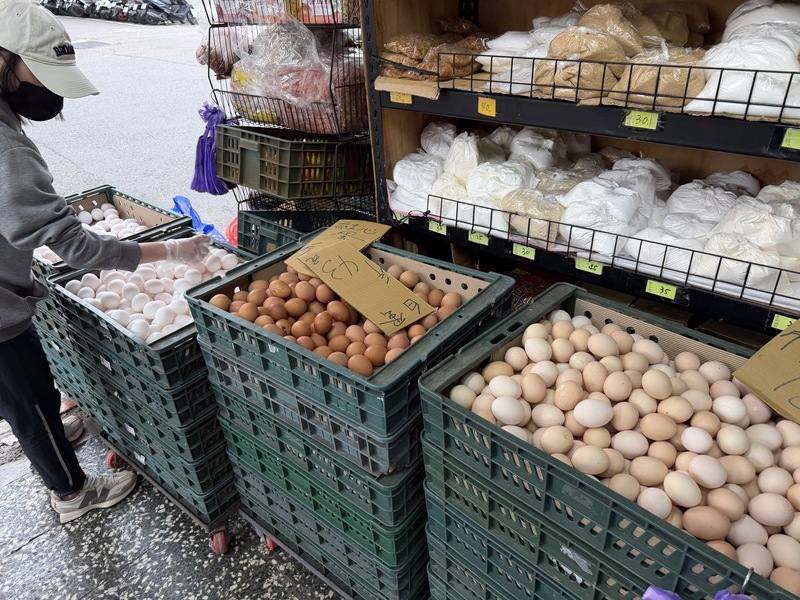 天冷時蛋雞產蛋的數量就會減少，最近一波波冷氣團來襲，而冬天的雞蛋銷量原本就比較大，尤其是火鍋店，所以蛋價上揚。圖為台北市大同區一家雜糧行販售雞蛋