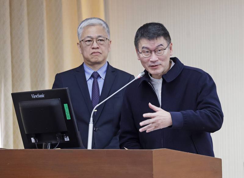 立法院內政委員會12日審查反滲透法部分條文修正草案，邀請陸委會副主委梁文傑（右）、內政部次長吳堂安（左）列席備詢。有立委提案設「1年門檻」防輕判，梁文傑表示，這應該也是反映反滲透法過去案例，經常有輕判狀況，所以陸委會尊重立委討論