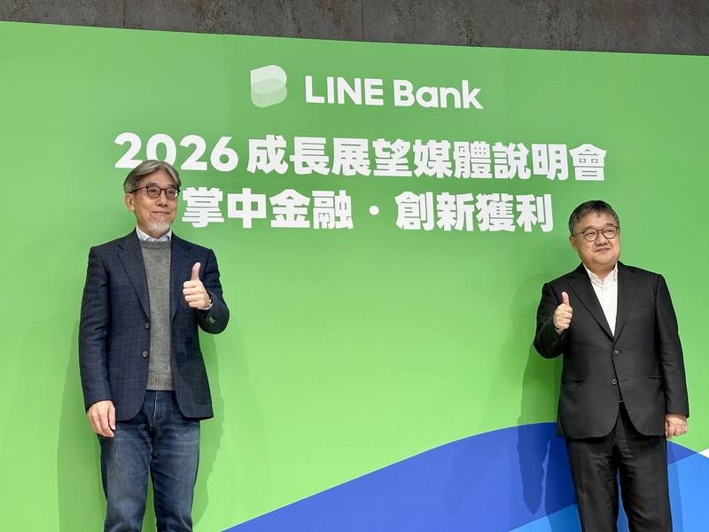 純網銀LINE Bank於12日舉行2026年成長展望媒體說明會，2025年12月達成單月稅前淨利超過新台幣1100萬元，成為台灣首家獲利純網銀。圖為LINE Bank董事長黃仁埈（右）與總經理黃以孟（左）