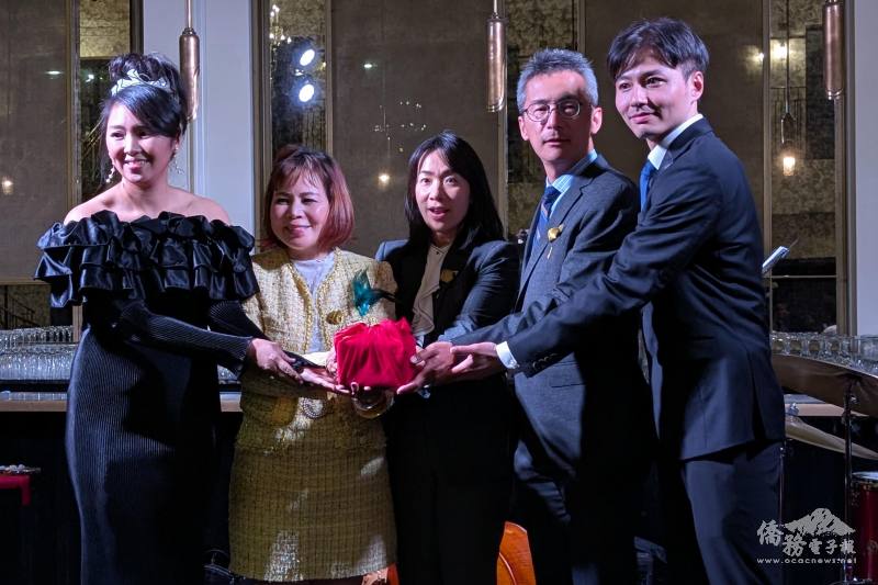 洛杉磯臺美商會青商部滿任會長曾愉雯（左1）在駐洛杉磯辦事處副處長陳令欣（中）與洛杉磯台美商會滿任會長、行政院政務顧問陳玲華（左2）以及洛杉磯台美商會會長簡志誠（右2）監交下將印信交接給新任會長楊如耀（右1）
