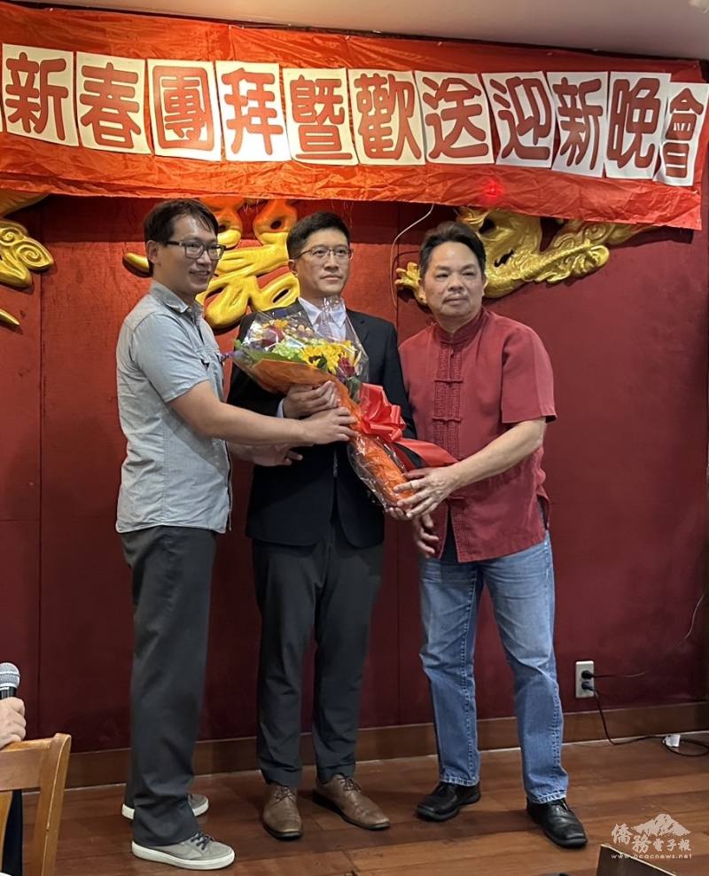 新任僑務秘書杜戎珄(中)接受僑領贈花
