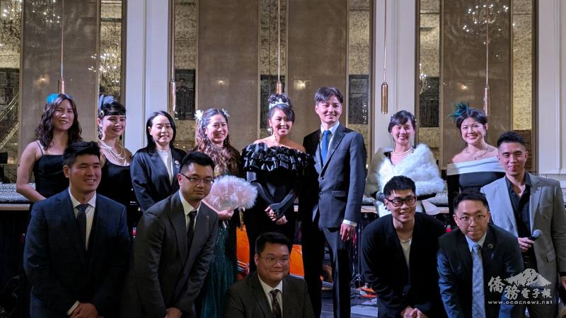 曾愉雯（後排右4） 、楊如耀（後排右4）及其團隊感謝所有人的支持