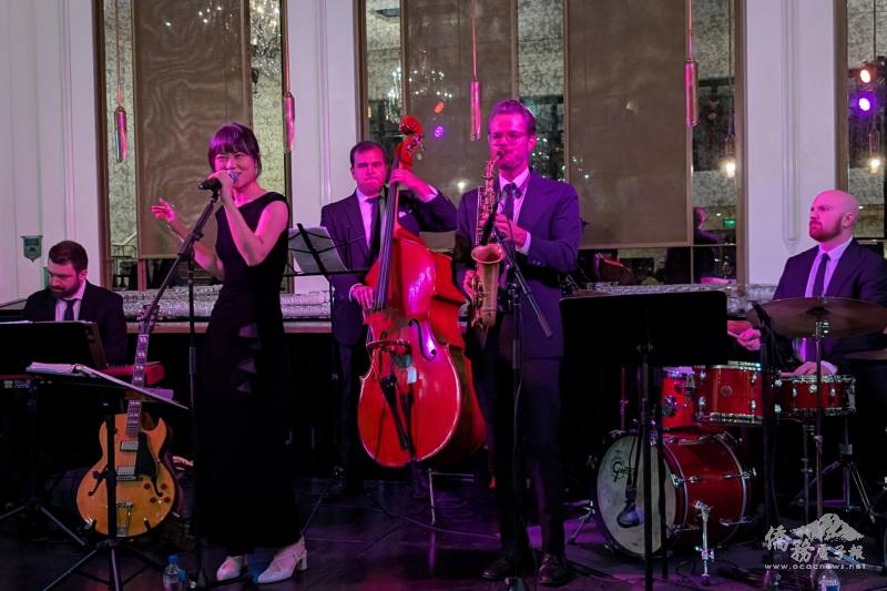 台裔爵士吉他手兼歌手陳芃瑄（前排左1）帶領觀眾重返黃金年代