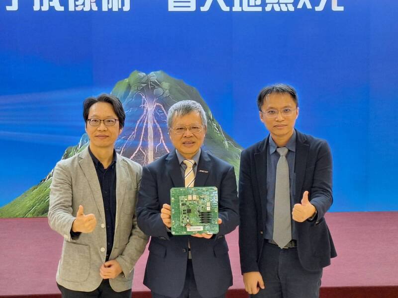 中央大學12日舉行記者會，中央大學物理系教授郭家銘（右）、地球科學系教授陳建志（左）發表「渺子成象術」研究成果，並與中央大學校長蕭述三（中）合影