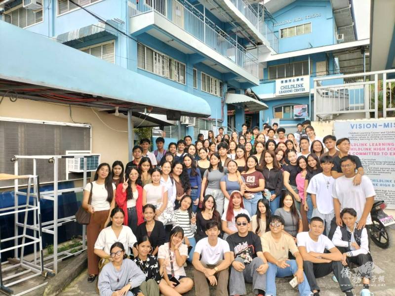 菲律賓宿霧同心學校辦理「2026年華語學習營」第1期，師生於校內合影留念