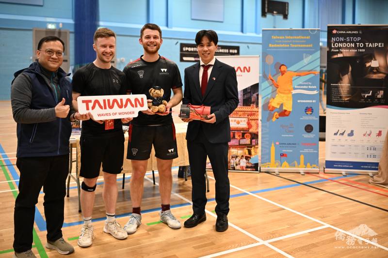 駐英國代表處僑務組長葉帝余（左）為Open Level B組獲獎選手頒發獎項，並由台灣國際青年親善大使謝優僑（右）陪同，肯定選手精彩表現