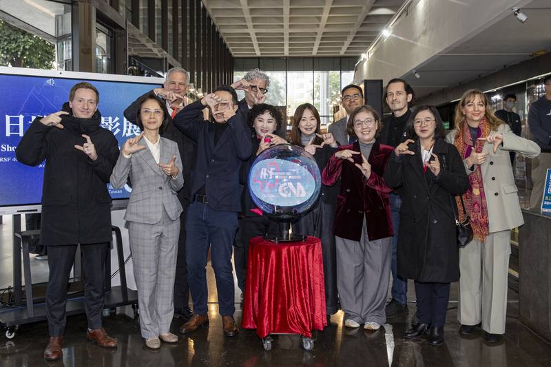 「明日世界 Shooting the World of Tomorrow」新聞攝影展12日上午在中央通訊社盛大開幕，中央社社長胡婉玲（前排左4）、文化部政務次長王時思（前排右3）、德國在台協會處長狄嘉信（Karsten Tietz）（後排左1）等人出席開幕儀式並合影留念